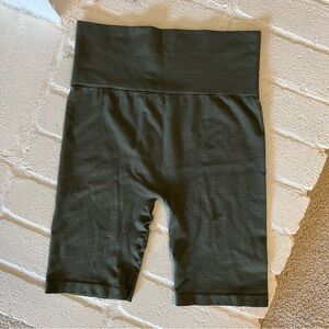 Feathers Maternity Shorts • Size M